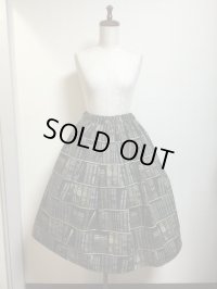 ハンドメイドギャザースカート【本棚柄・黒系・67ｃm丈】　