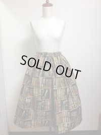 ハンドメイドギャザースカート【本棚柄・茶系・67ｃm丈】　