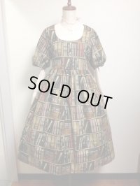 デイリーワンピース【本棚柄・茶系・１００ｃ丈】