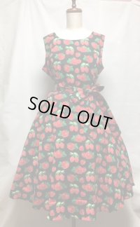 【セレクト商品】イチゴ柄ワンピース【黒系・XLサイズ・99c丈】
