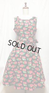 【セレクト商品】イチゴ柄ワンピース【黒系・Mサイズ・97c丈】