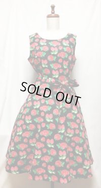 【セレクト商品】イチゴ柄ワンピース【黒系・Mサイズ・97c丈】