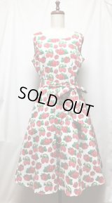 【セレクト商品】イチゴ柄ワンピース【白系・Mサイズ・97c丈】