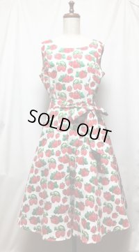 【セレクト商品】イチゴ柄ワンピース【白系・Mサイズ・97c丈】