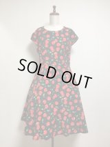 【セレクト商品】チェリー柄ワンピース【黒系・XXLサイズ・99c丈】