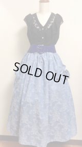 ハンドメイドスカート・リボンブローチ２個セット【ジャガード織ライトデニムサックス系・80ｃm丈】　
