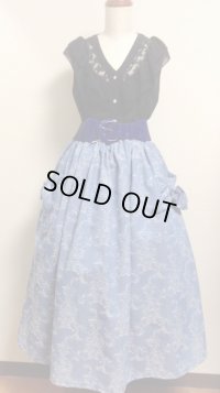 ハンドメイドスカート・リボンブローチ２個セット【ジャガード織ライトデニムサックス系・80ｃm丈】　