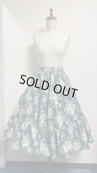 ハンドメイド3段ティアードスカート【ブーケ猫柄・グレー系・66cm丈】