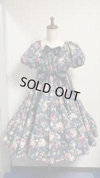 デイリーシャーリング3段ティアードワンピース【花柄グレー系・100cm丈】