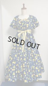 8デイリーシャーリングワンピース【レモン柄紺系・113cm丈】