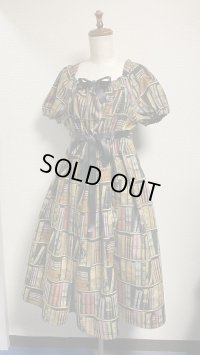 デイリーシャーリングワンピース【本棚柄ベーシック色・98cm丈】