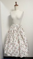 画像1: ハンドメイドギャザースカート【花柄・白系65cm丈】 (1)