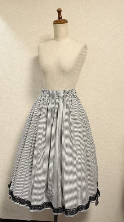 画像1: ハンドメイドギャザースカート【ストライプ柄黒白系・70cm丈】