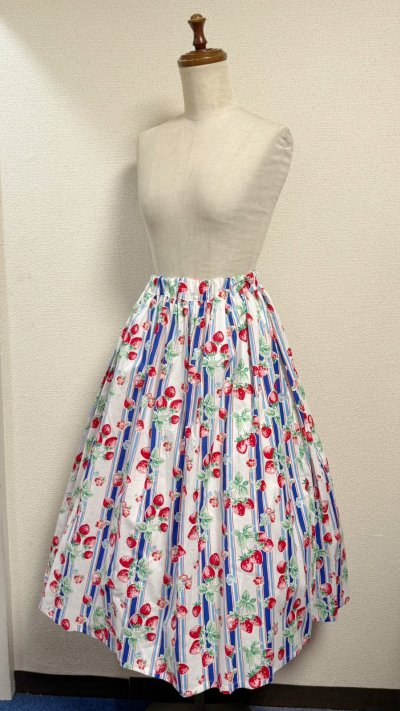 画像1: ハンドメイドギャザースカート【いちご柄ブルー系・70cm丈】