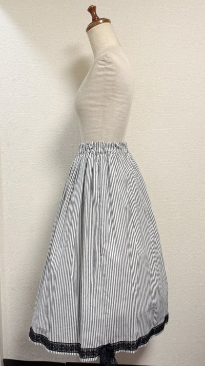 画像2: ハンドメイドギャザースカート【ストライプ柄黒白系・70cm丈】