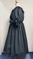 画像4: 【プラスサイズ】ブローチピン付きデイリーシャーリングワンピース【黒無地×ラッセルレース118cm】