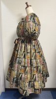 画像6: 本棚柄デイリーシャーリングワンピース【茶系・プラスサイズ】