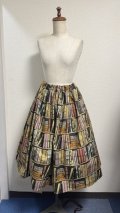 ハンドメイドギャザースカート【本棚柄茶系・67cm丈】