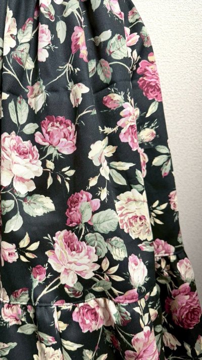 画像3: 10ハンドメイドギャザー2段ティアードスカート【バラ柄黒系・57cm丈】