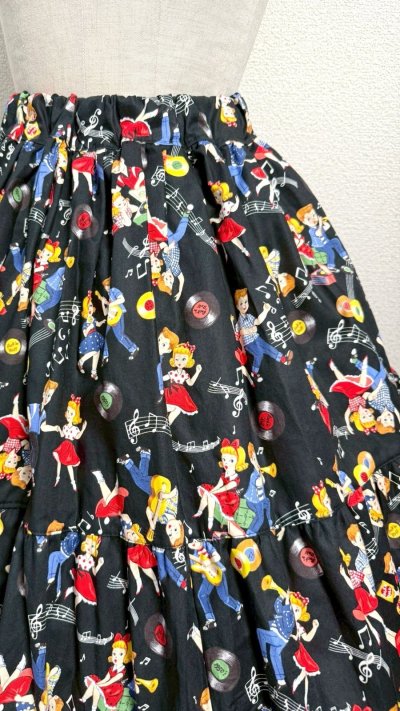 画像3: 8ハンドメイドギャザー2段ティアードスカート【ロカビリー柄黒系・50cm丈】