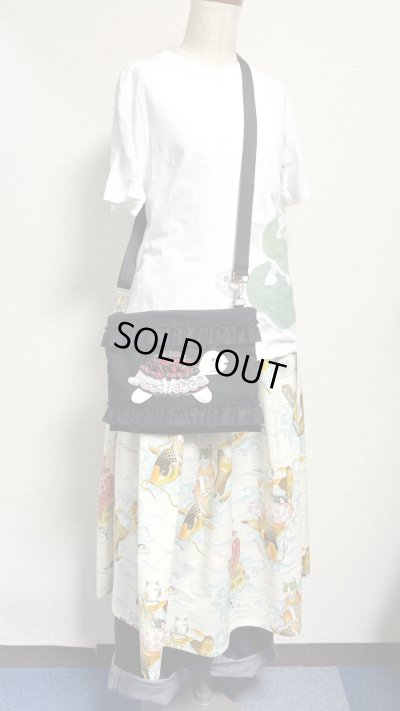 画像1: お出かけカメちゃん　サコッシュ　（黒×赤チェックカメちゃん）