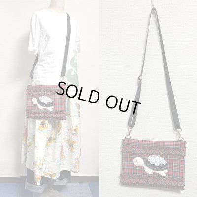 画像1: お出かけカメちゃん　サコッシュ　（赤チェック×白カメちゃん）