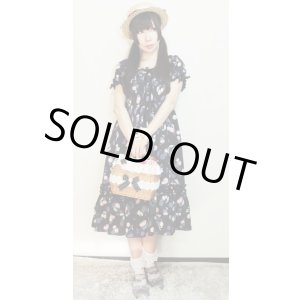 画像: シャーリング前ボタンワンピース【黒系チェリー柄】