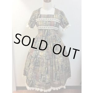 画像: デイリーワンピース【本棚柄茶系・2段ティアードSK】