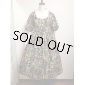 画像: デイリーワンピース【本棚柄・茶系・１００ｃ丈】