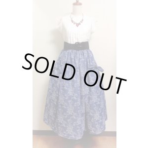 画像: ハンドメイドスカート・リボンブローチ２個セット【ジャガード織ライトデニム紺系・80ｃm丈】　