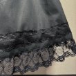 画像4: 【レギュラーサイズ】ブローチピン付きデイリーシャーリングワンピース【無地黒×ラッセルレース・113cm丈】