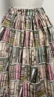 画像3: 3ハンドメイドギャザースカート【本棚柄ピンク系・66cm丈】