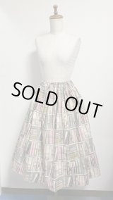 画像: 3ハンドメイドギャザースカート【本棚柄ピンク系・66cm丈】