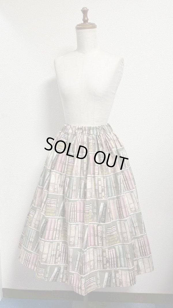 画像1: 3ハンドメイドギャザースカート【本棚柄ピンク系・66cm丈】