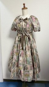 画像: デイリーシャーリングワンピース【本棚柄ピンク系・レギュラーサイズ】