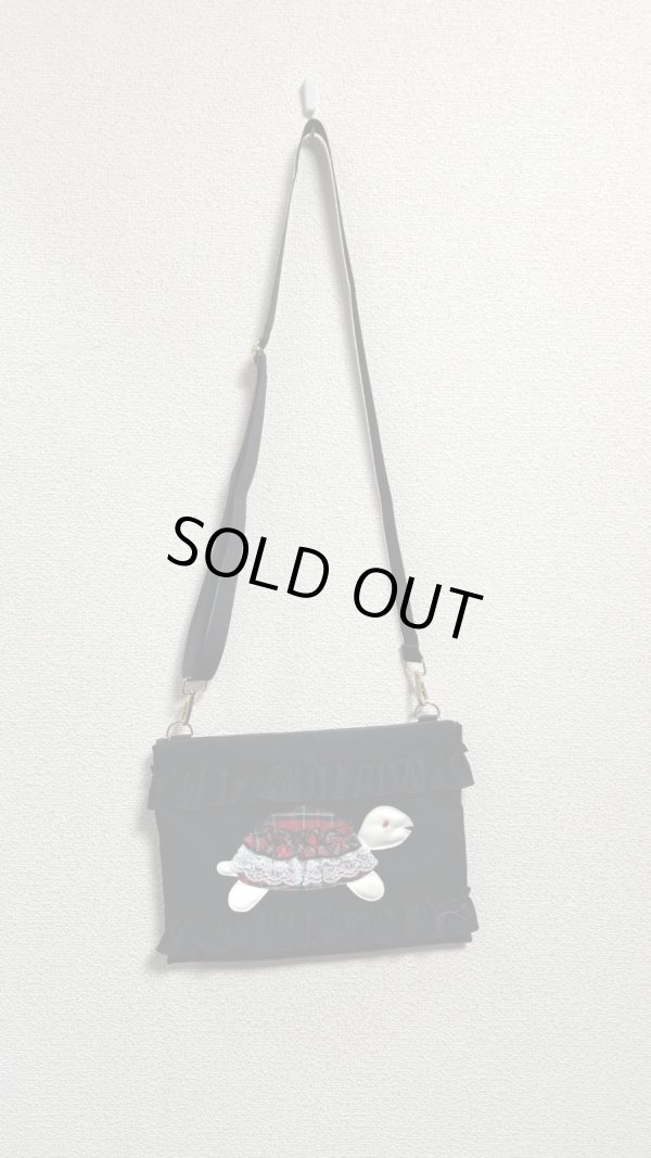 画像2: お出かけカメちゃん　サコッシュ　（黒×赤チェックカメちゃん）