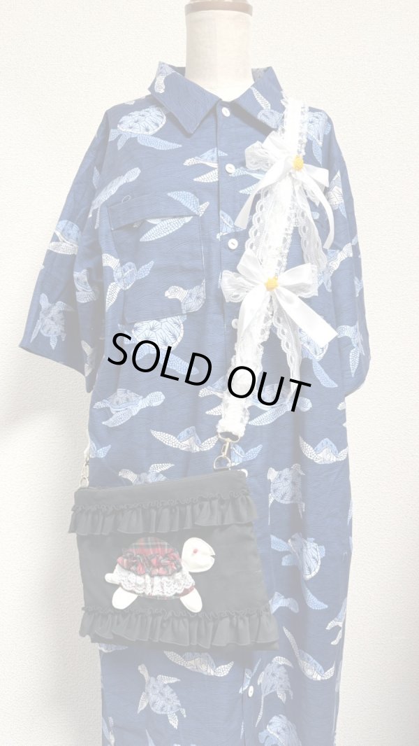 画像4: お出かけカメちゃん　サコッシュ　（黒×赤チェックカメちゃん）