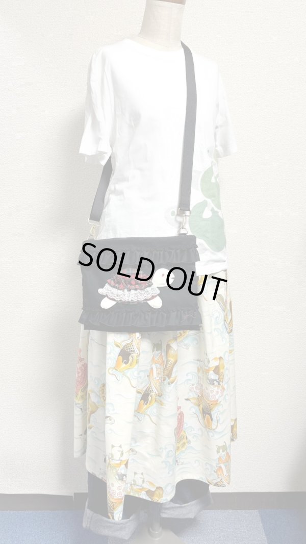 画像1: お出かけカメちゃん　サコッシュ　（黒×赤チェックカメちゃん）