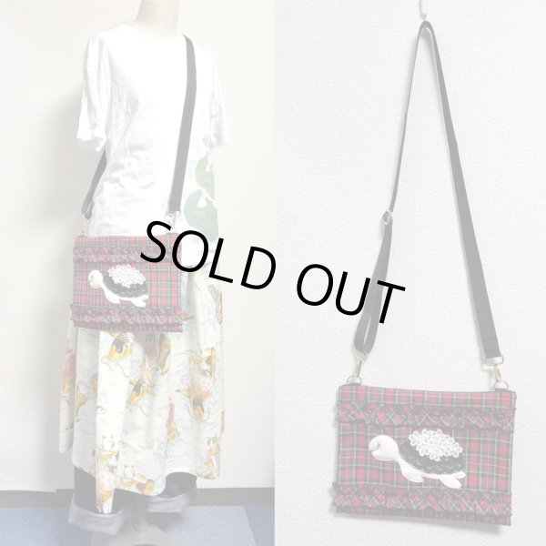 画像1: お出かけカメちゃん　サコッシュ　（赤チェック×白カメちゃん）