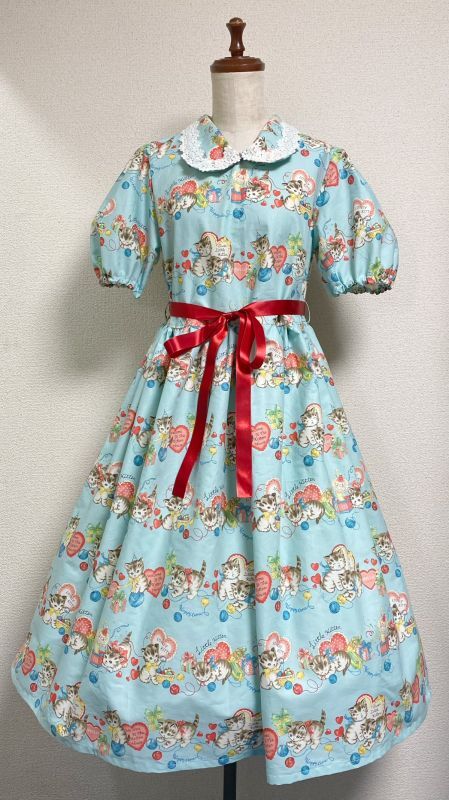 衿付きデイリー半袖ワンピース ねこ柄水色系 俵屋kato 衿付きデイリー半袖ワンピース ねこ柄水色系 俵屋kato