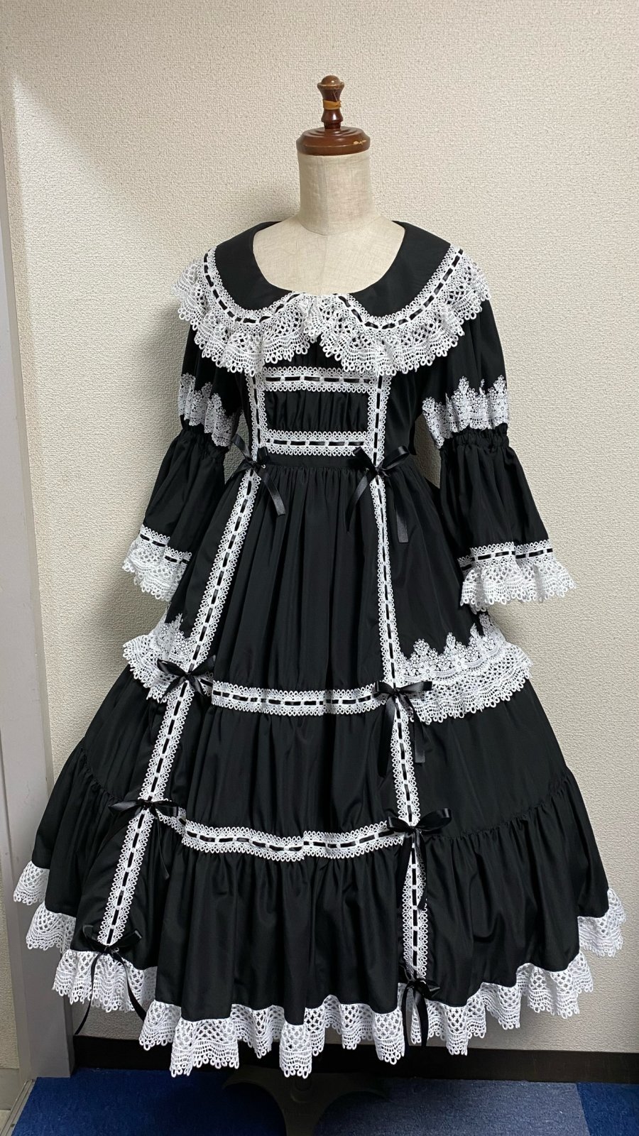 画像1: ノスタルジックプリンセスドレス【黒×白レース・レギュラーサイズ】