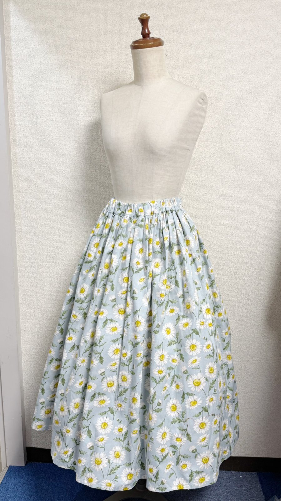 画像1: ハンドメイドギャザースカート【花柄・水色系75cm丈】