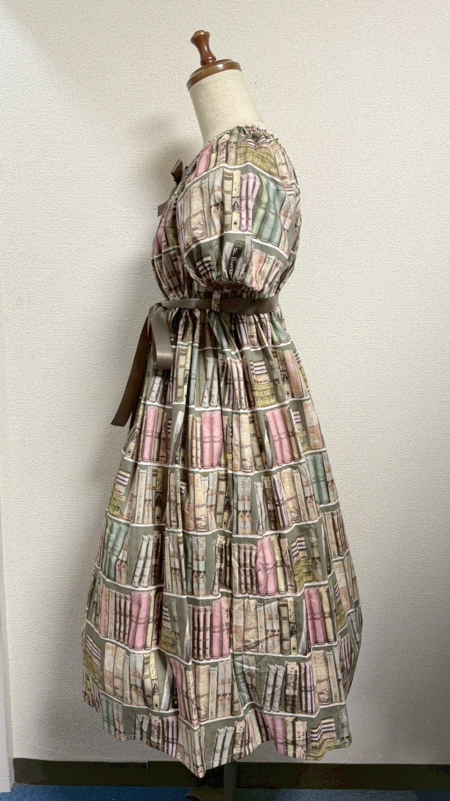 画像4: デイリーシャーリングワンピース【本棚柄ピンク系・レギュラーサイズ】