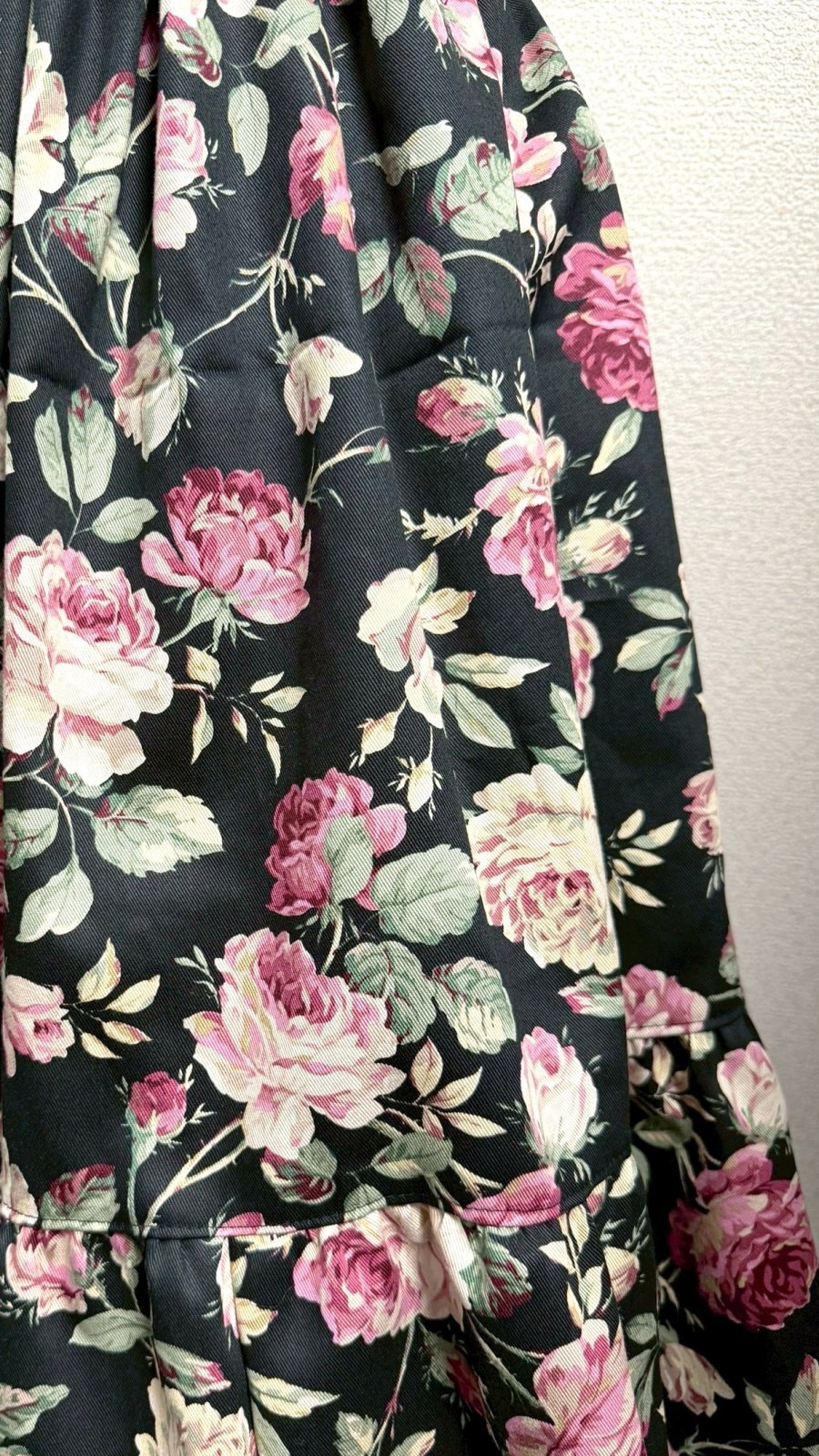 画像3: 10ハンドメイドギャザー2段ティアードスカート【バラ柄黒系・57cm丈】