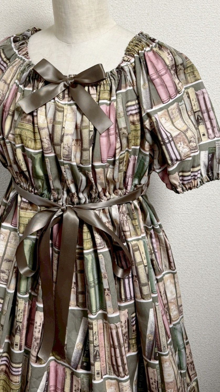 画像2: デイリーシャーリングワンピース【本棚柄ピンク系・レギュラーサイズ】