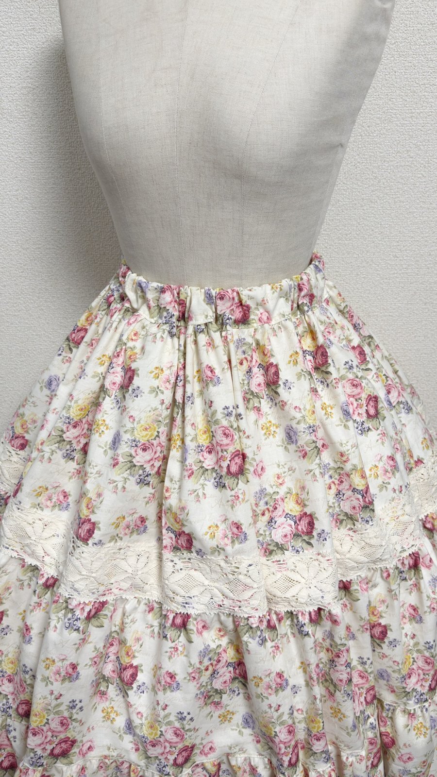 画像3: 11ハンドメイドギャザー3段ティアードスカート【花柄白系・63cm丈】