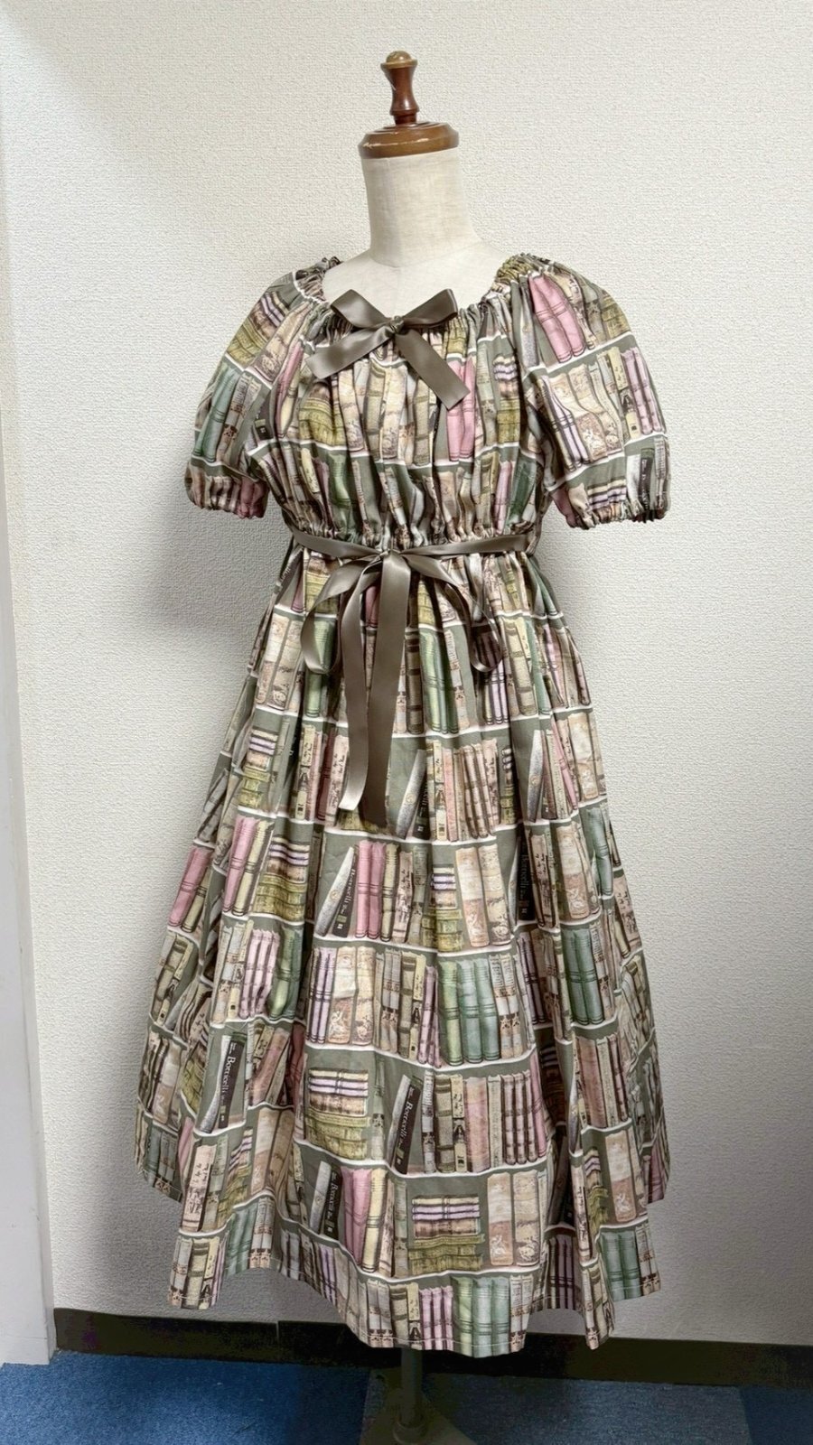 画像1: デイリーシャーリングワンピース【本棚柄ピンク系・レギュラーサイズ】