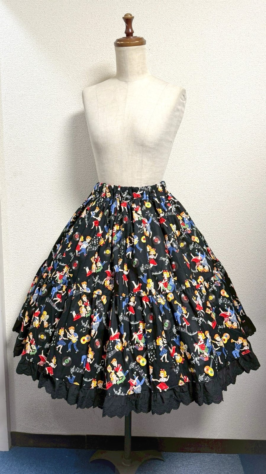 画像1: 8ハンドメイドギャザー2段ティアードスカート【ロカビリー柄黒系・50cm丈】