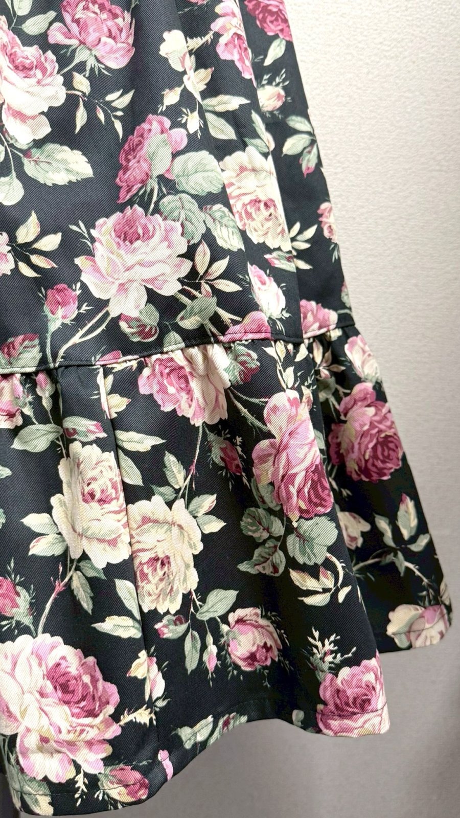 画像2: 10ハンドメイドギャザー2段ティアードスカート【バラ柄黒系・57cm丈】