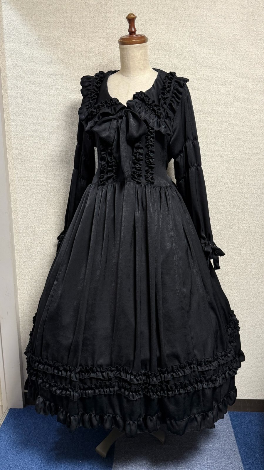 画像1: 大衿フリルワンピース【黒・ポリエステル生地】